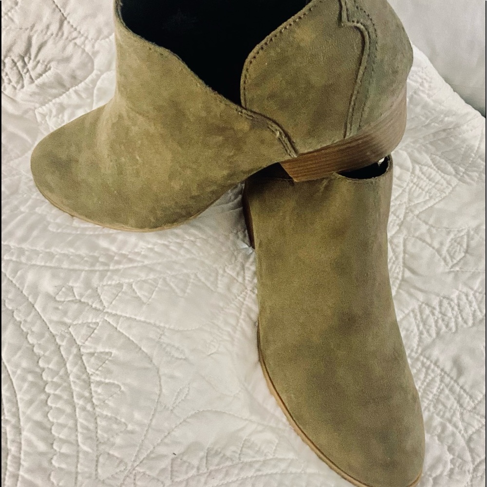 👢 BOOTS!!! Super cute and comfy Old Navy Olive 🫒 green booties!